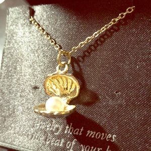 Clam shell pearl necklace
